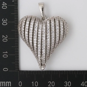 Detailed size measurement of a silver heart pendant with cubic zirconia inlay in mm