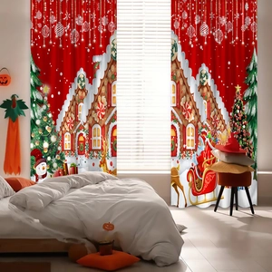 Dettaglio delle tende natalizie rosse in poliestere con stampa casa di pan di zenzero e Babbo Natale