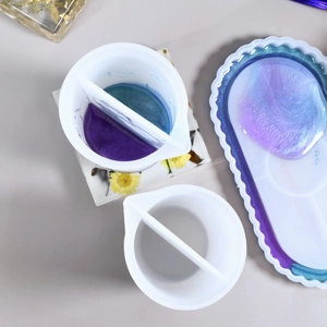 DIY resin silicone measuring cup with double-layer split scale design for crafting