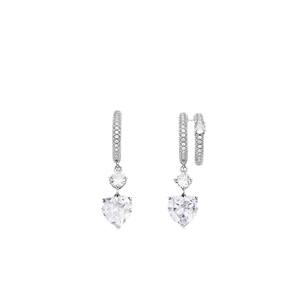 Boucles d'oreilles cœur en argent avec zircons étincelants sur un fond blanc propre