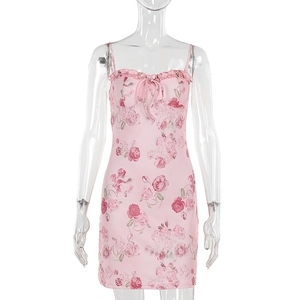 Detalle de vestido veraniego de flores rosas con busto volado y lazo de cinta delicado