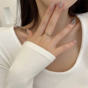 Detailopname van 18k vergulde ring met kleurrijke zirkoonstenen in een stervormig design