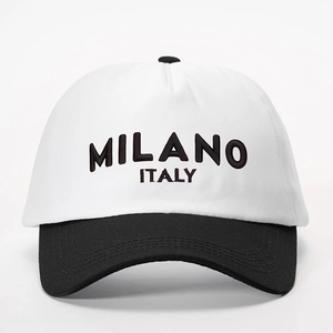 Detailaufnahme der schwarzen MILANO ITALY Stickerei auf der weißen Baumwoll-Basecap