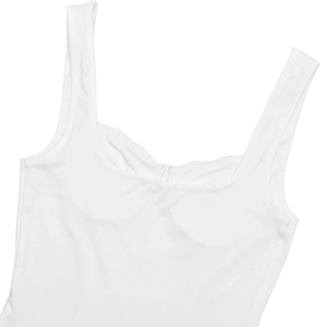 Détail de l'encolure d'une robe blanche sans manches avec texture de tissu en coton fin
