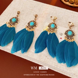 Boho-Ohrringe mit Blumenmuster, türkisfarbenem Stein und blauen Pfauenfedern