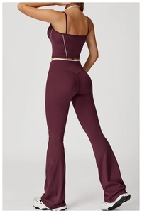 Détail d'un ensemble de yoga bordeaux avec pantalon évasé et soutien-gorge de sport