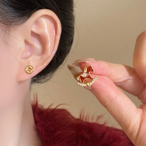 18k Vergoldete Kupfer Schaukelpferd Münze Asymmetrische Ohrstecker Mit Zirkon Roter Emaille Und Silbernem Ohrstecker