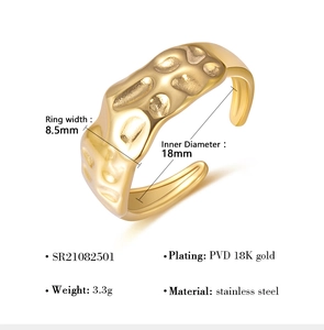 Dettaglio dell'anello in acciaio inossidabile placcato oro 18 carati da 8,5 mm martellato