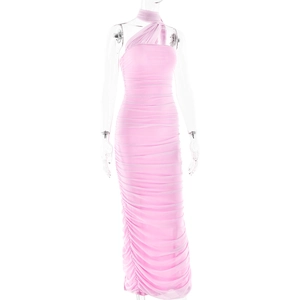 Détail d'une robe maxi rose à une épaule, avec fronces et dos nu sur un mannequin chic