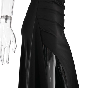 Détail de la fente latérale haute et des plis à la taille d'une robe longue noire