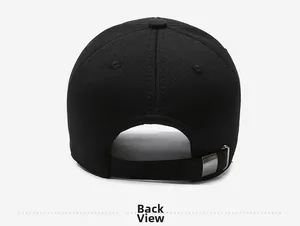 Rückansicht der schwarzen Baseballkappe mit Textur und verstellbarer Metallschnalle