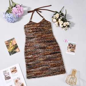 Dettaglio dell'abito in maglia marrone con paillettes e scollo all'americana a righe