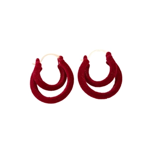 Boucles d'oreilles rétro en velours rouge double cercle avec raccords en métal doré