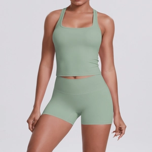 Détail de l'ensemble de sport vert menthe avec débardeur carré et short taille haute