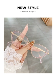 Dettaglio occhiali cat eye in acetato rosa con stanghette in metallo dorato moda