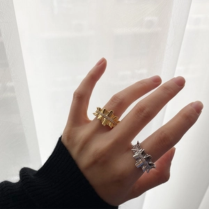 Schicke gewellte Ringe aus Messing in Gold und Silber mit Zirkonia-Besatz an den Fingern