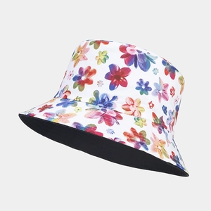 Détail de l'imprimé floral coloré et de l'intérieur noir réversible du chapeau bob