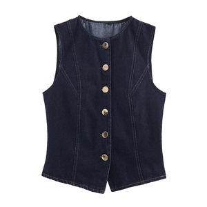 Gilet en jean bleu foncé rétro avec boutons dorés et coupe ajustée sur fond blanc