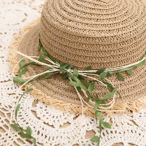 Cappello di paglia di raffia a cima piatta con nastro di foglie di salice verdi