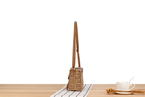 Vue latérale du sac bandoulière en corde tressée avec sangle ethnique sur bois