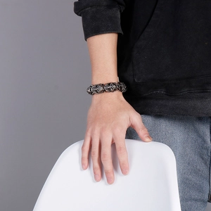 Gros plan d'un bracelet punk crâne vintage avec détails en relief sur poignet masculin
