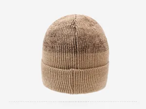 Dettaglio del retro di un berretto in maglia a coste marrone chiaro con trama termica