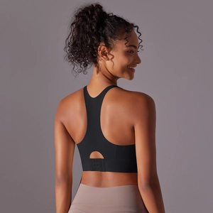Détail du soutien-gorge de sport noir à dos nageur avec fermeture réglable à agrafes