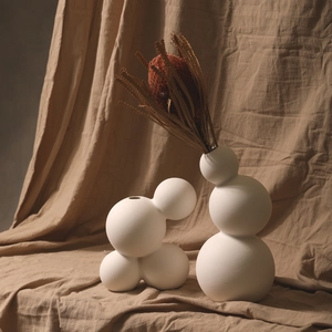 Moderne weiße matte Keramikvasen Set mit minimalistischen Kugeln für die Wohndeko