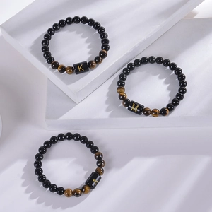 Bracelets de perles personnalisés en oeil de tigre et obsidienne sur des socles blancs