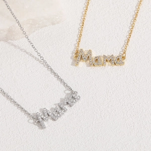Detailansicht der Mama-Buchstabenanhänger mit Zirkonia auf Gold- und Silberhalsketten