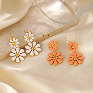 Double-layer daisy drop earrings in white and orange enamel with gold plating