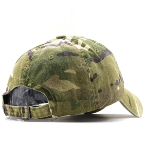 Vue arrière de casquette de baseball camouflage avec boucle métallique réglable et 6 pans