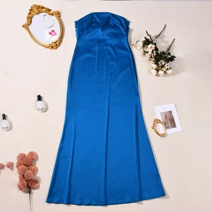 Abito lungo in raso blu reale con gonna ampia ed elegante lucentezza effetto seta steso