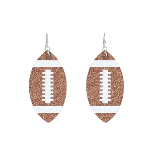 Détail macro de boucles d'oreilles football à paillettes brunes avec crochets