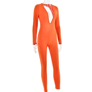 Detailansicht des tiefen V-Ausschnitts und Stretch-Stoffs dieses orangen Langarmbodys