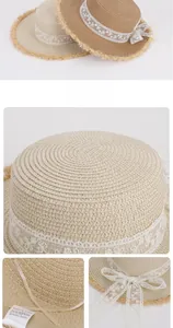 Détail d'un chapeau de paille tissé avec ruban de dentelle blanche et décoration nœud