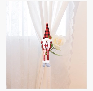 Détail de l'attache-rideau de gnome de Noël avec chapeau à carreaux rouges et rayures