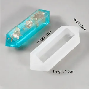 Vue détaillée du moule en silicone pour pendentifs et résultat en résine bleue