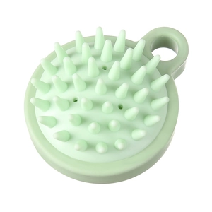 Brosse de massage cuir chevelu en silicone vert clair avec picots et poignée anneau
