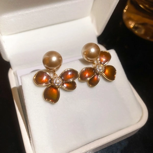 Détails de boucles d'oreilles vintage avec émail marron et perles couleur champagne