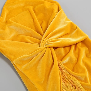 Détail du tissu en velours jaune avec nœud torsadé élégant et décorations de franges