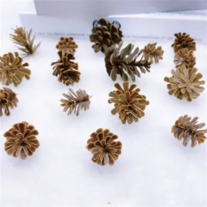 Pommes de pin artificielles sur texture neige pour décoration de sapin de Noël DIY