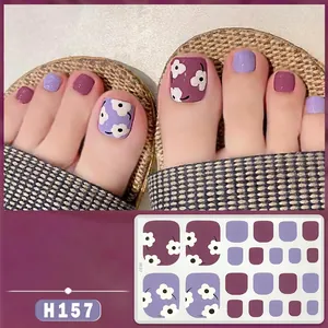 Detailansicht der H157 Lavendel Fußnagelaufkleber mit 3D Gänseblümchen Mustern