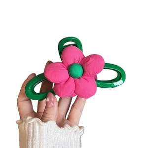 Pince à cheveux élégante vert avec une grande fleur en tissu rose pour une coiffure d'été