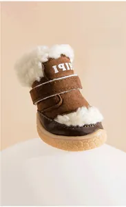 Détail de bottes d'hiver pour chien avec doublure polaire et semelles antidérapantes