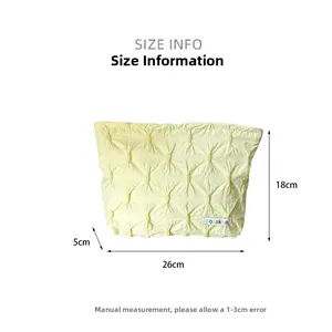 Info sulle dimensioni della borsa trucco gialla trapuntata, 26cm di lunghezza e 18cm di altezza