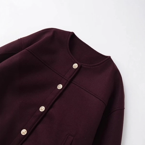 Damenjacke aus weichem Wollstoff in Burgund mit Rundhals und goldenen Metallknöpfen
