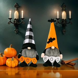 Coppia di gnomi di Halloween con striscioni BOO, cappelli a quadri neri e decorazioni pipistrello