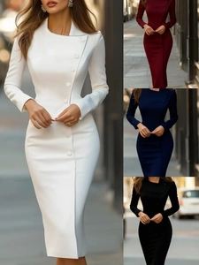 Detail van nauwsluitende jurk met lange mouwen en asymmetrische knoopsluiting opzij