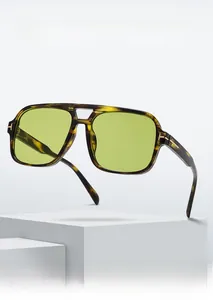 Detail von Tortoise-Pilot-Sonnenbrillen mit hellgrünen Gläsern und goldener T-Spange